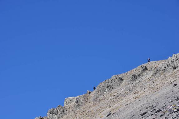 De longe, a Ana fotografa o Rodrigo e o Gera a caminho do cume do Nevado de Toluca, na região central do México